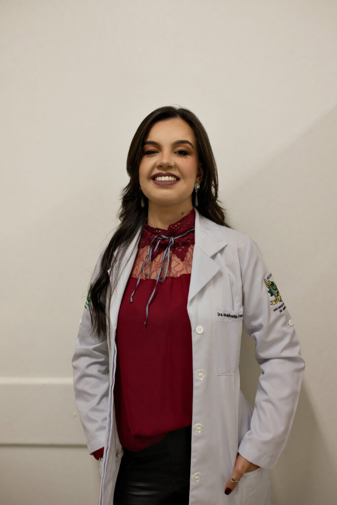 Imagem mostra a dra Isabella Franco Bastos, médica oftalmologista