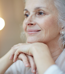 
Imagem mostra que mulheres após a menopausa sofrem muito com a síndrome do olho seco devido à redução da produção dos hormônios femininos