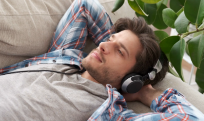 Imagem mostra que descanso adequado com uma boa noite de sono e  manter-se relaxado e menos estressado ajuda a combater os tremores de pálpebra