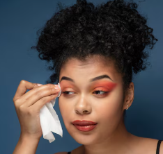 Maquiagem e a saúde ocular: sempre remover com produtos demaquilantes oftalmologicamente testados